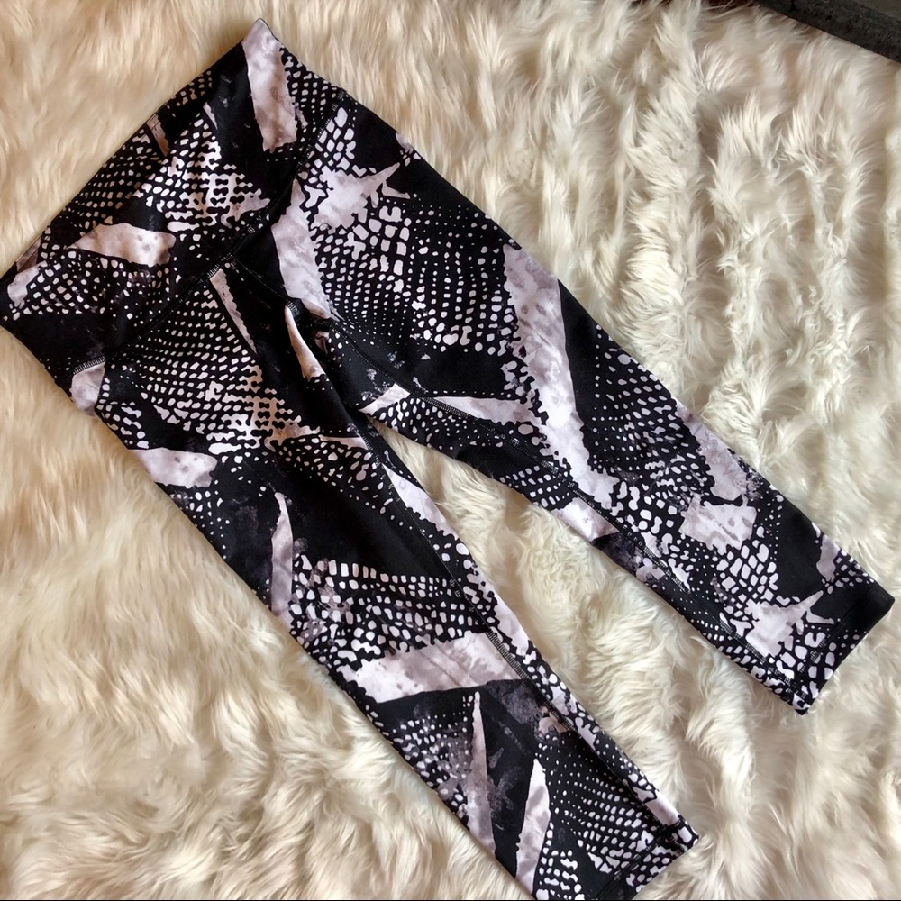 Lululemon Cropped  Yoga Leggings Sz 6